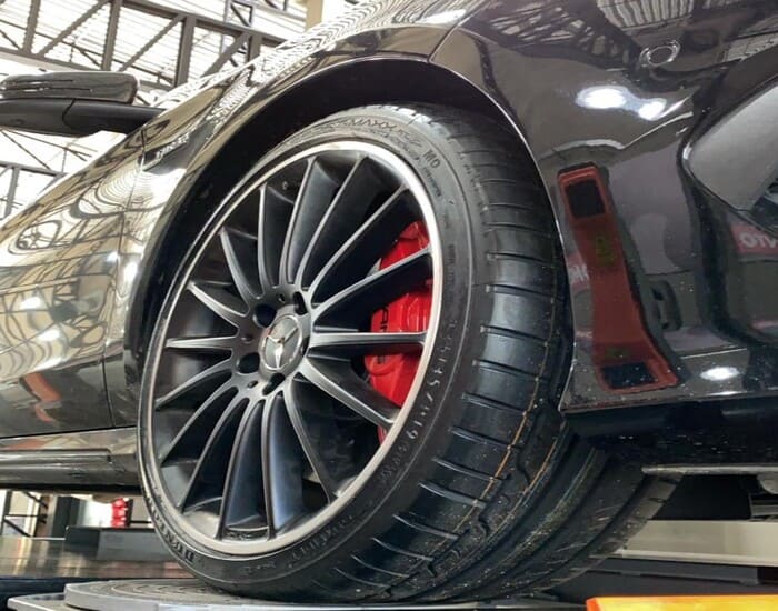Um veículo em revisão de pneus na Isauto Center. Um veículo em revisão de pneus na Isauto Center.