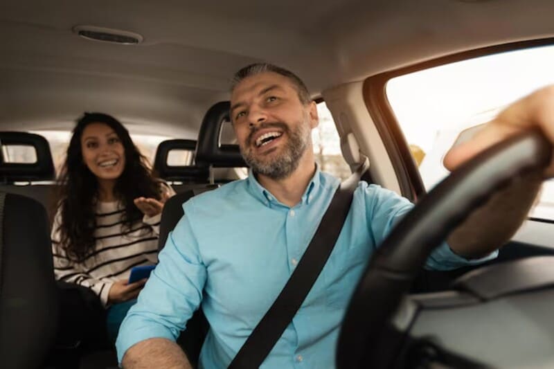 Motorista de app ajusta a rota em seu celular